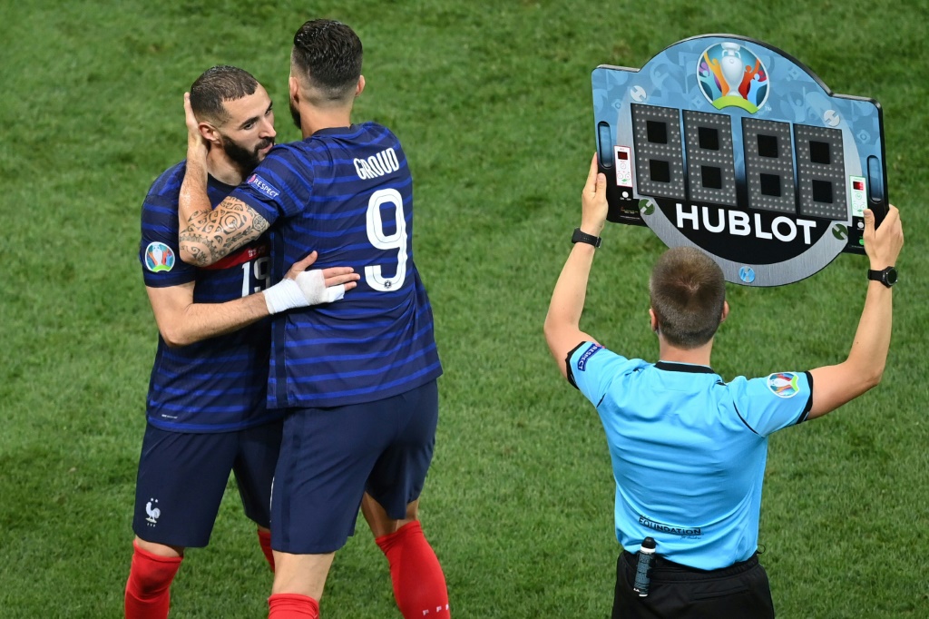 L'attaquant des Bleus Karim Benzema cède sa place à Olivier Giroud contre la Suisse à l'EURO, le 28 juin 2021