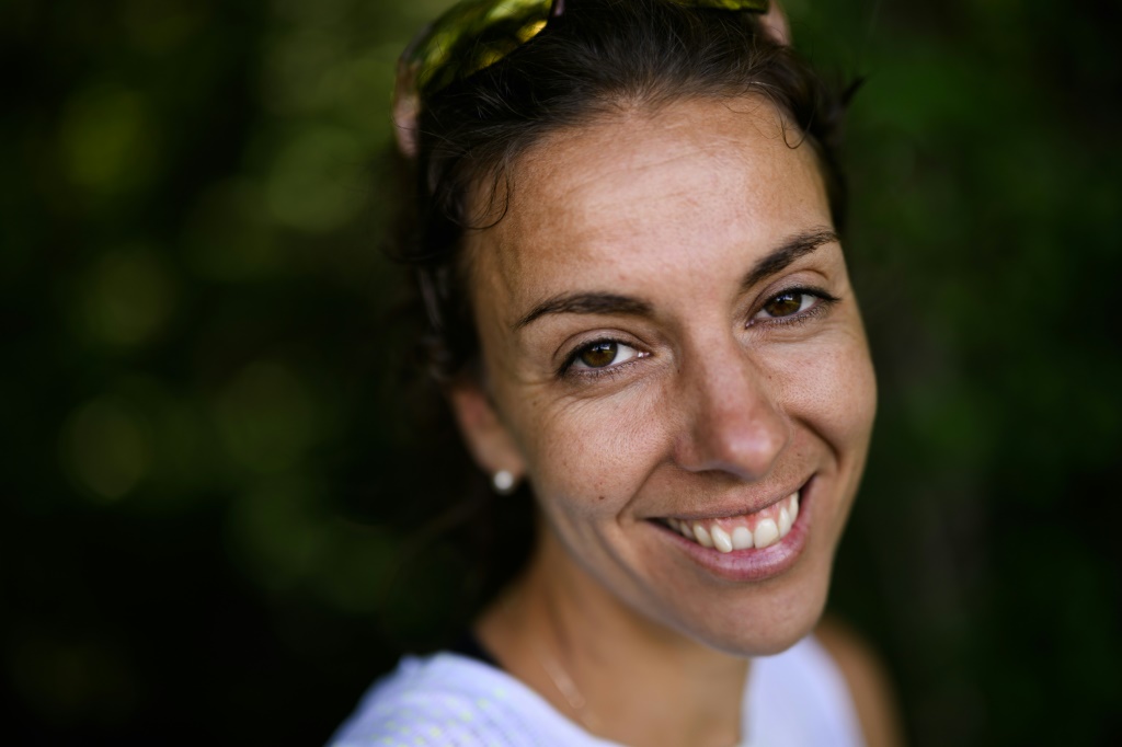 La traileuse française Anne-Lise Rousset pose chez elle, le 5 juin 2022 près d'Annecy
