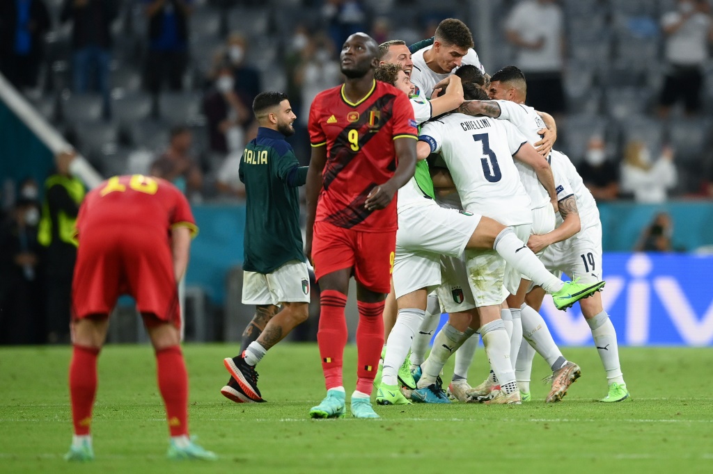 La joie des Italiens, vainqueurs de la Belgique, 2-1 en quart de finale de l'Euro-2020, malgré un but de l'attaquant Romelu Lukaku (c), le 2 juillet 2021 à l'Allianz Arena à Munich