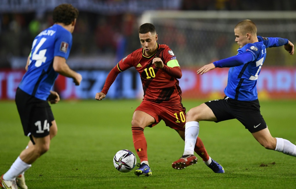 L'attaquant belge Eden Hazard, au milieu des défenseurs estoniens, lors des éliminatoires de la Coupe du monde 2022 au Qatar, le 13 novembre 2021 à Bruxelles