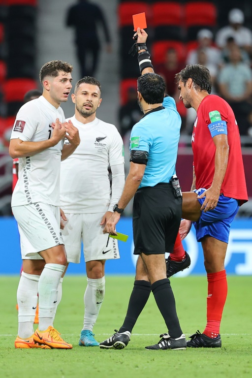 Le gardien costaricain Keylor Navas dégage le ballon devant les attaquants néo-zélandais, lors du match de barrage qualificatif pour la Coupe du monde 2022 au Qatar, le 14 juin 2022 à Ar-Rayyan