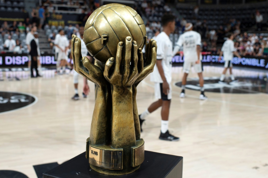 Le trophée qui sera remis au champion de France de basket est exposé, avant le 5e match décisif entre Villeurbanne et Monaco, le 25 juin 2019 à l'Astroballe Arena