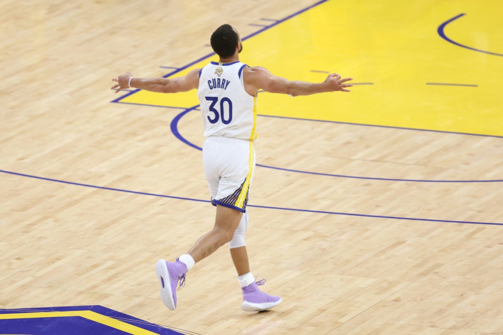 Stephen Curry après un panier réussi pour les Golden State Warriors contre les Boston Celtics lors du match 5 de la finale NBA le 13 juin 2022 au Chase Center à San Francisco