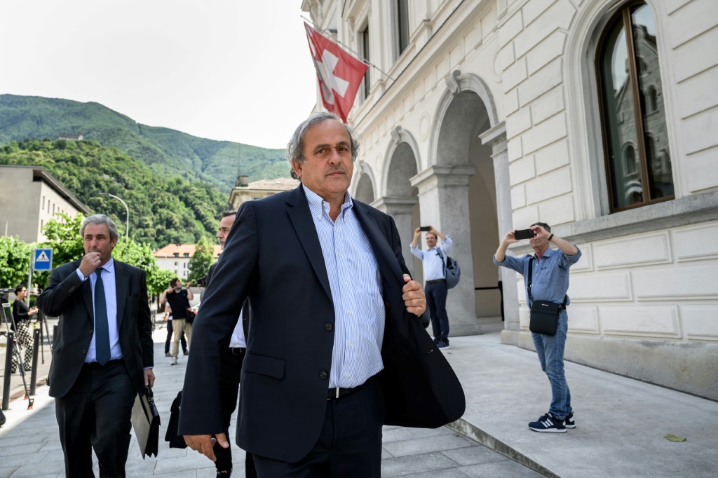 L'ex-patron de l'UEFA Michel Platini à sa sortie du tribunal de Bellinzone après son audition, le 8 juin 2022
