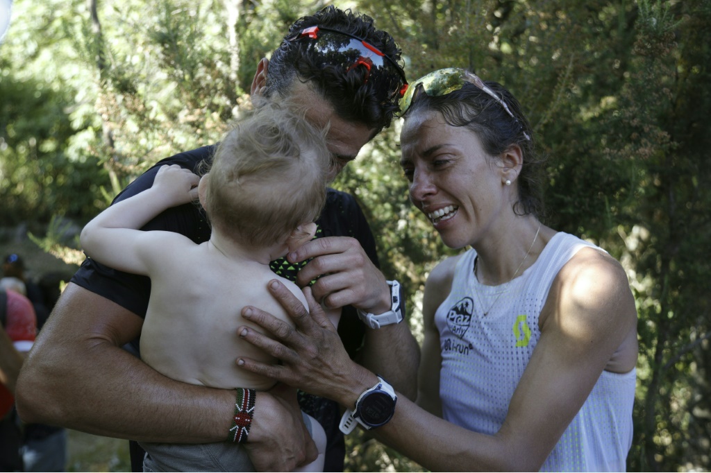 Anne-Lise Rousset fête sur record sur le GR 20 avec son mari et son fils, le 14 juin 2022 en Corse