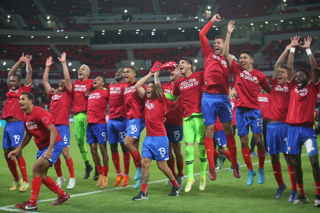 La joie des joueurs du Costa Rica, vainqueurs 1-0 de la Nouvelle-Zélande et qualifiés pour la Coupe du monde 2022 au Qatar, le 14 juin 2022 à Ar-Rayyan