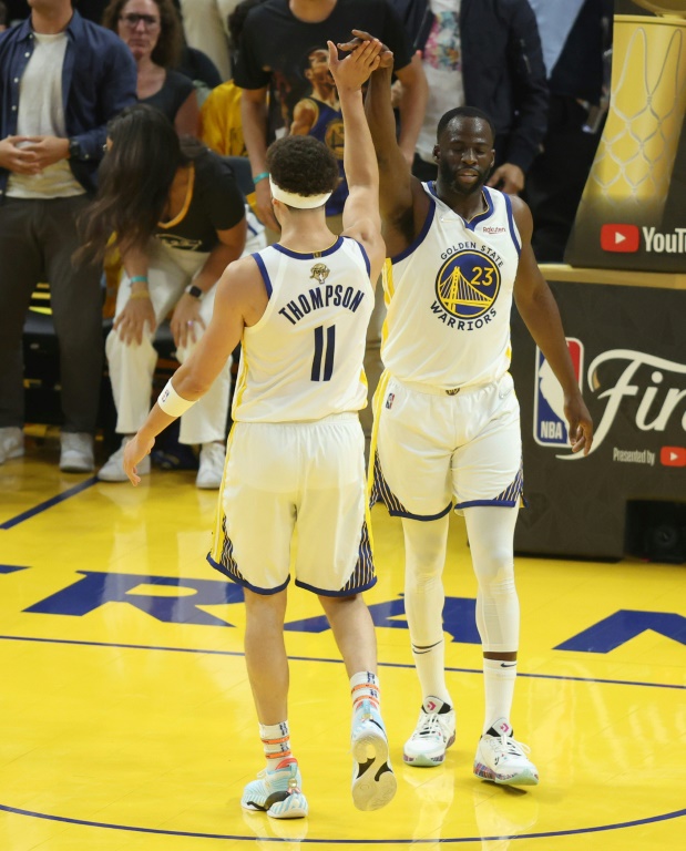 Draymond Green et Klay Thompson (N.11) s'encouragent pendant le match 5 de la finale NBA contre les Golden State Warriors le 13 juin 2022 à San Francisco