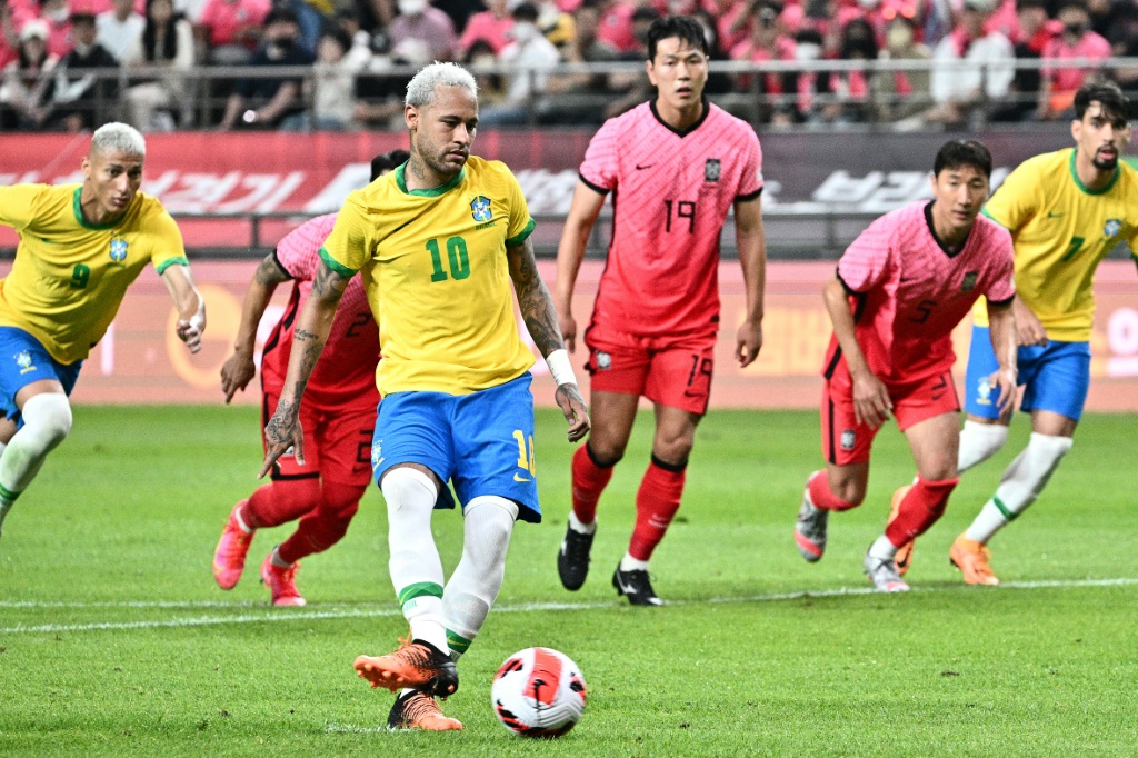 L'attaquant Neymar marque le premier de ses deux penalties face à la Corée du sud, lors de la victoire du Brésil, 5-1 face à la Corée du sud en match amical, le 2 juin 2022 à Séoul