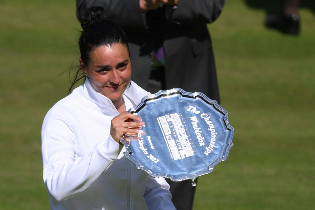 La Tunisienne Ons Jabeur pose avec le trophée de finaliste de Wimbledon