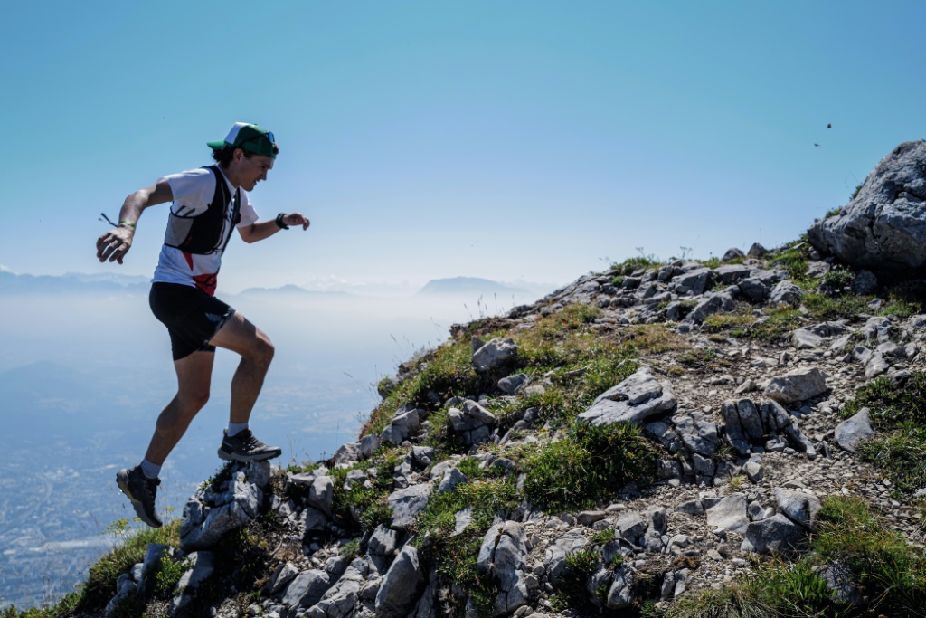 L'ultra-traileur Alexandre Boucheix alias "Casquette Verte" sur la piste accidentée du Mont Blanc