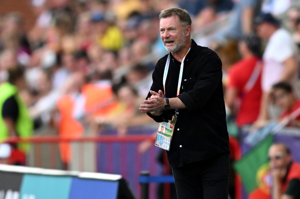 L'entraîneur de la Suède Peter Gerhardsson apprécie le match de ses joueuses contre le Portugal à l'Euro à Leigh Sport Stadium