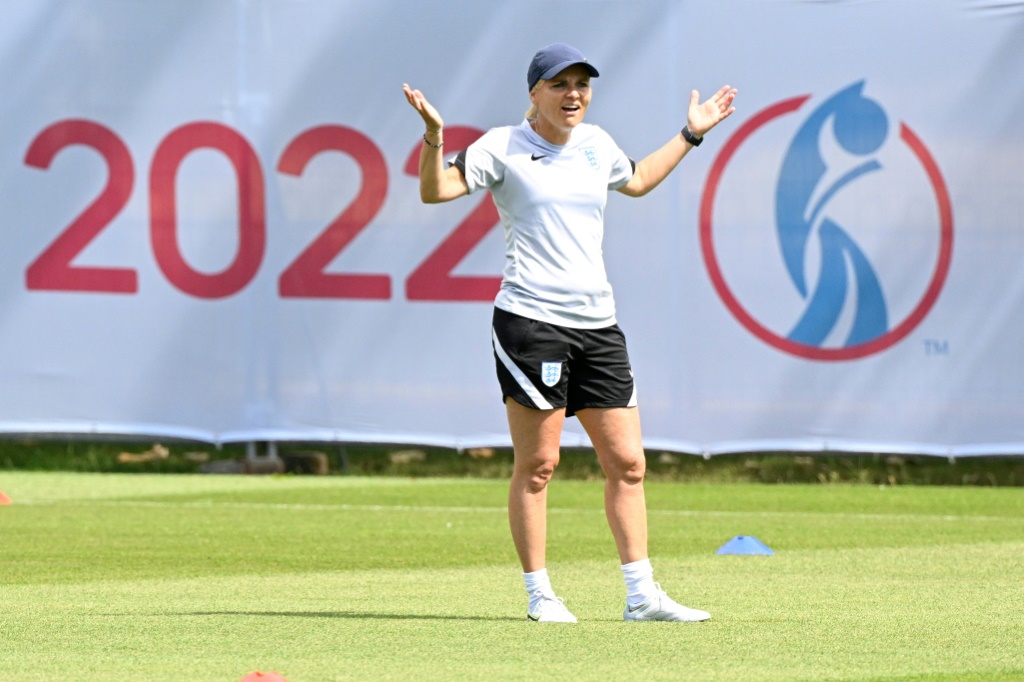 La sélectionneuse de l'Angleterre Sarina Wiegman supervise une séance d'entraînement de ses joueuses à Teddington
