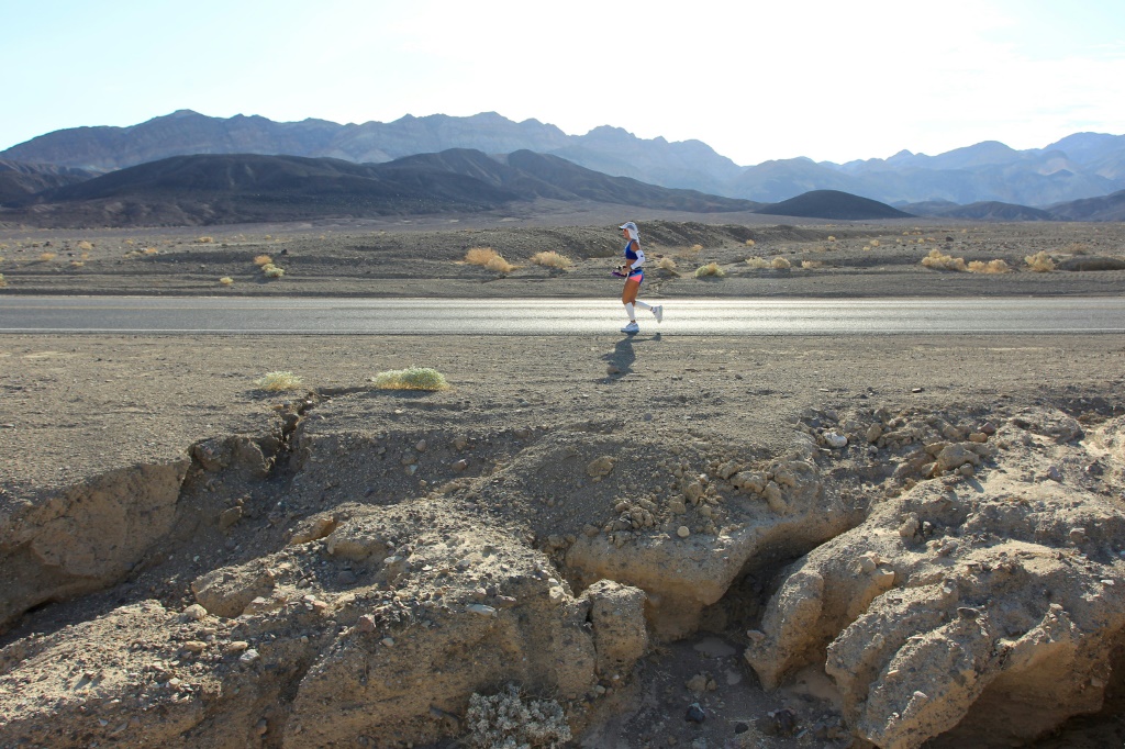 Un coureur lors de l'ultra-marathon de Badwater au coeur de la Vallée de la mort aux Etats-Unis le 15 juillet 2013