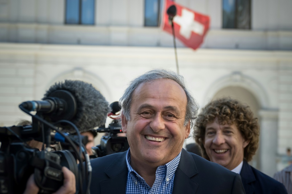 L'ancien footballeur et président de l'UEFA Michel Platini à sa sortie du tribunal après son acquittement par la justice suisse