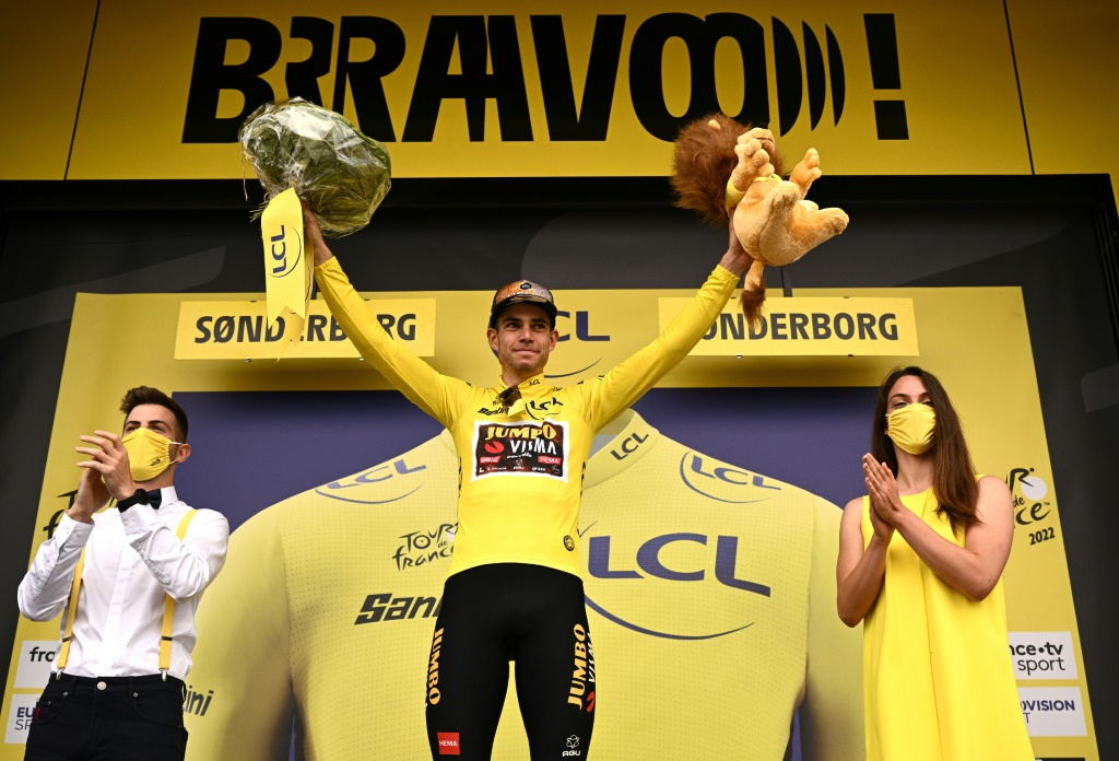 Le coureur de la Jumbo Wout Van Aert conserve le maillot jaune de leader à l'issue de la 3e étape du Tour de France à Sonderborg