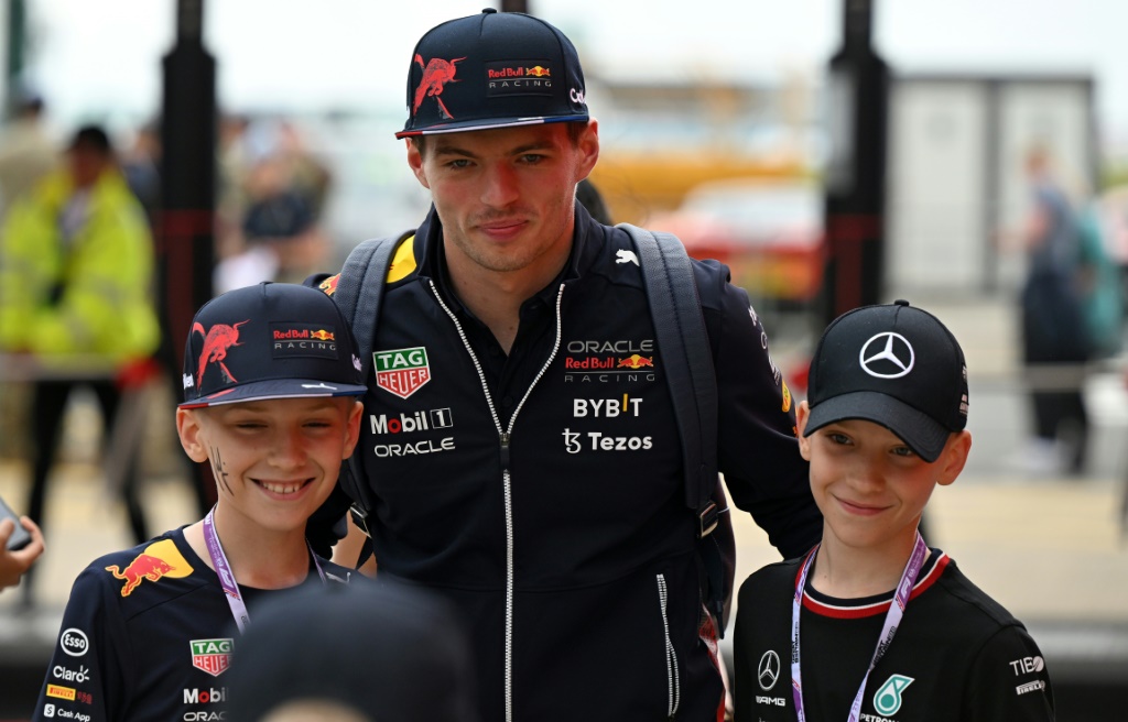 Le pilote Red Bull Max Verstappen avec ses jeunes supporters dans le paddock du circuit de Silverstone