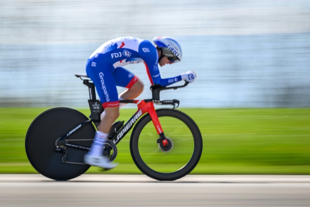 Le cycliste français Geoffrey Bouchard lors du prologue du tour de Romandie le 26 avril 2022 à Lausanne