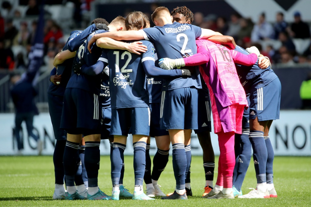 Les joueurs de Bordeaux se concertent avant le match de L1 contre Metz à Bordeaux le 10 avril 2022