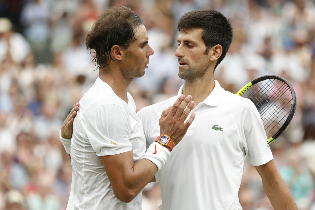 Le Serbe Novak Djokovic et l'Espagnol Rafal Nadal se serrent la main après que Djokovic ait battu Nadal en demi-finale de Wimbledon