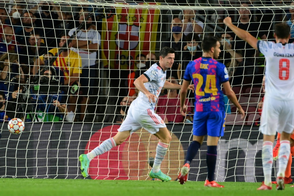 L'attaquant polonais Robert Lewandowski inscrit un but pour le Bayern Munich face à Barcelone en Ligue des champions