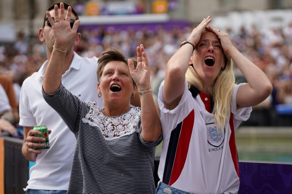Les supporters anglais en liesse dans la fan-zone à Trafalgar Square