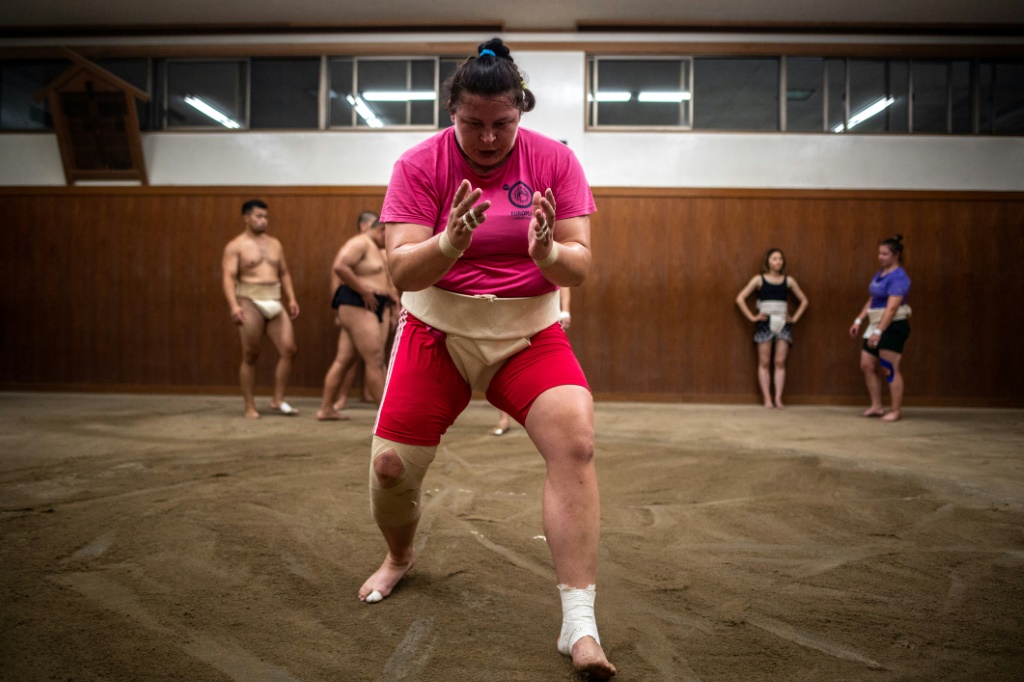 La lutteuse de sumo ukrainienne Ivanna Berezovska pendant un entraînement au Japon
