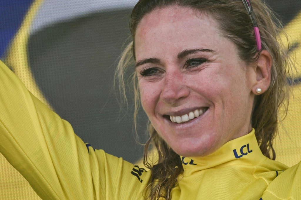 La Néerlandaise Annemiek Van Vleuten maillot jaune du Tour de France Femmes à l'arrivée de la 7e étape