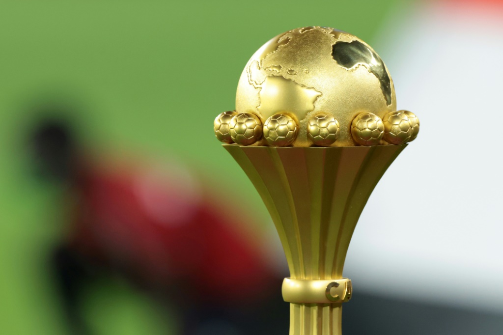 Le trophée de la Coupe d'Afrique des nations exposé avant la finale Egypte-Sénégal à Yaoundé