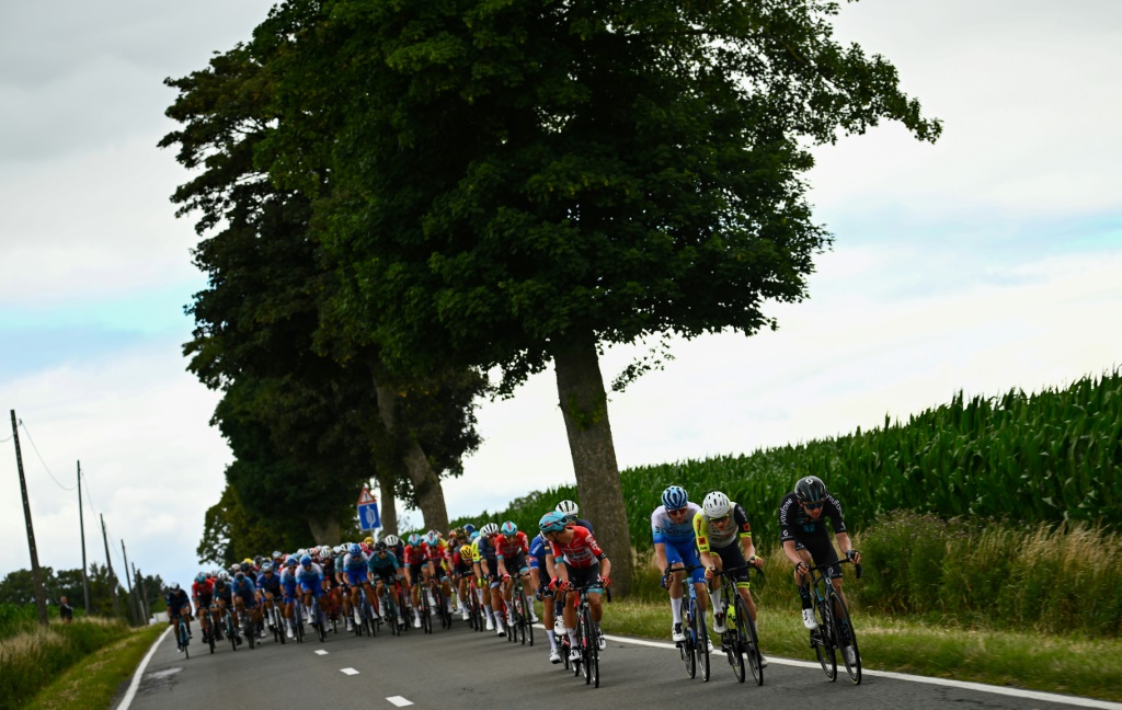 Le peloton du Tour de France au début de la 6e étape