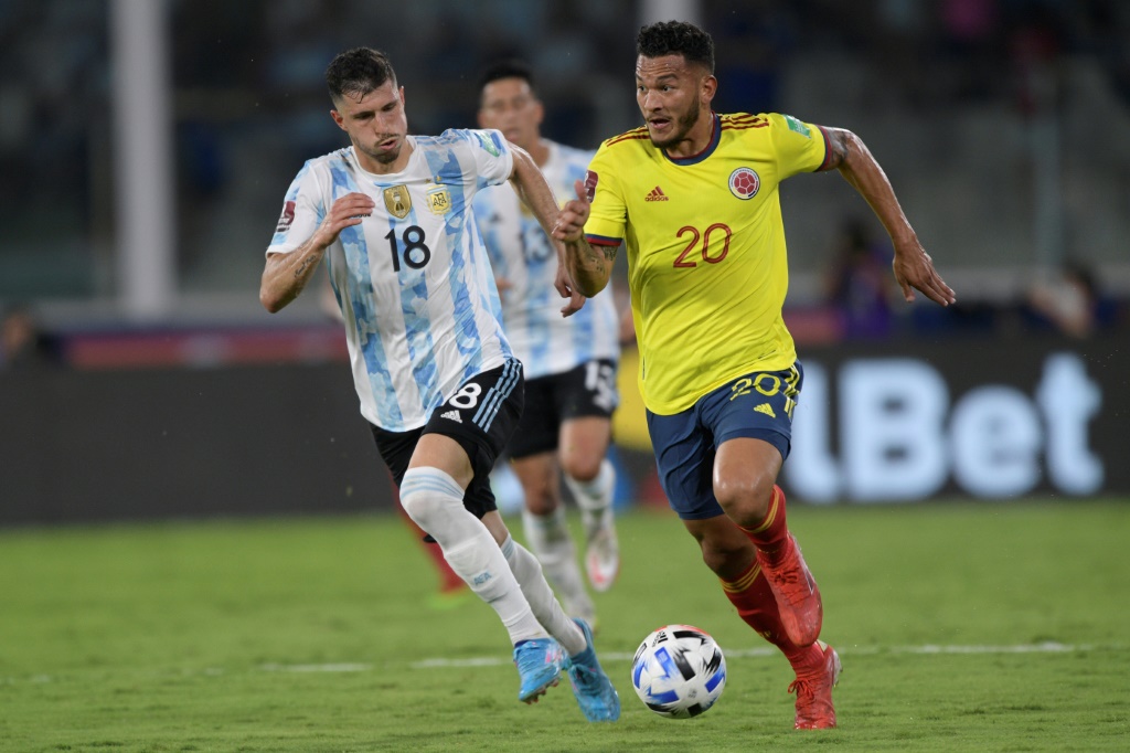L'attaquant colombien Luis Javier Suarez tente de déborder le milieu de terrain argentin Guido Rodriguez