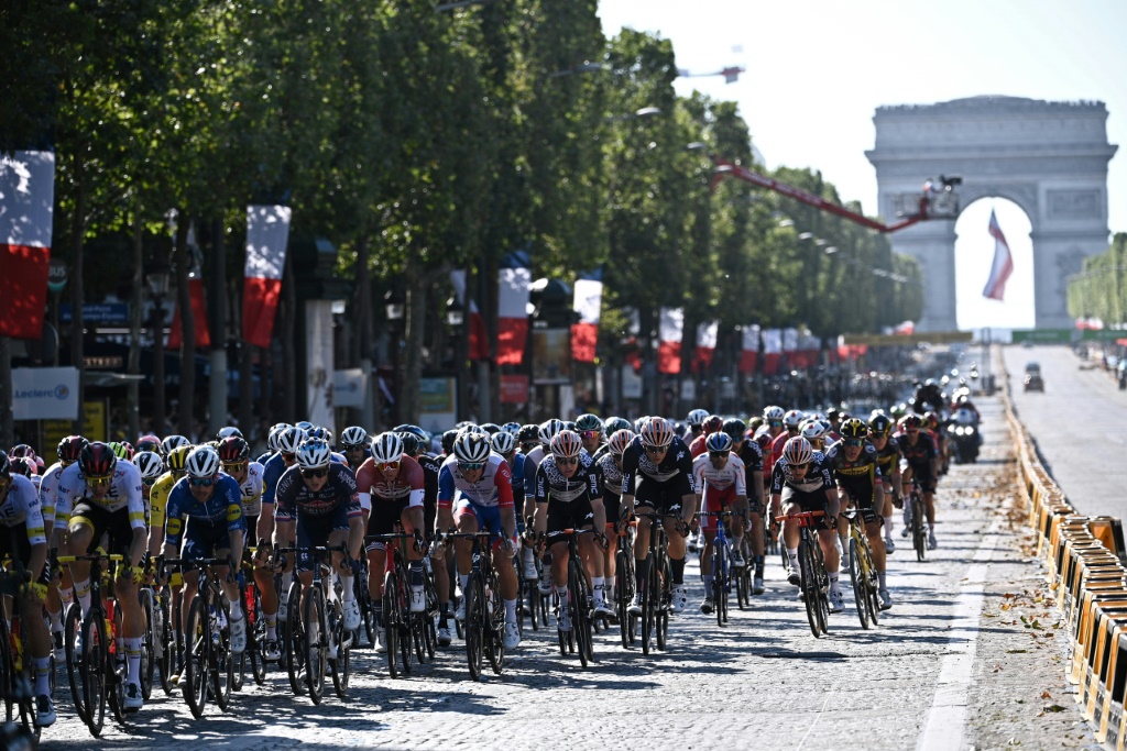 Le peloton redescend l'avenue des Champs-Elysées