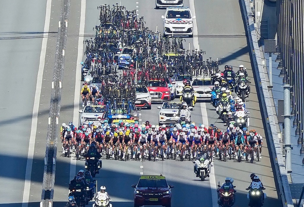 Le peloton du Tour de France sur le pont du Grand Belt au Danemark lors de la 2e étape
