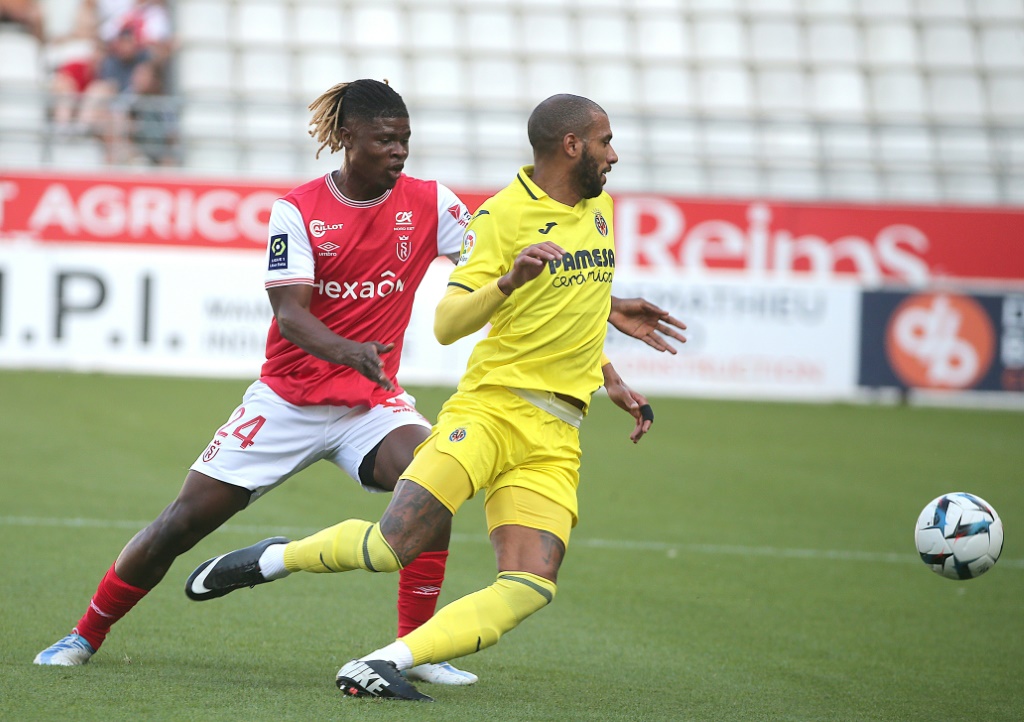 Le défenseur rémois Emmanuel Agbadou au marquage d'Etienne Capoue de Villarreal