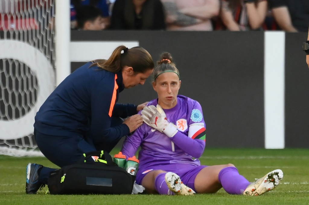 Sari van Veenendaal blessée à l'épaule lors d'un match de l'Euro contre la Suède à Sheffield