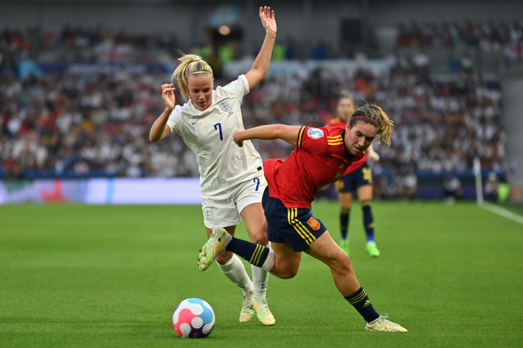 L'attaquante de l'équipe d'Angleterre Beth Mead (à gauche) contre l'Espagne en quart de finale de l'Euro le 20 juillet 2022 à Brighton