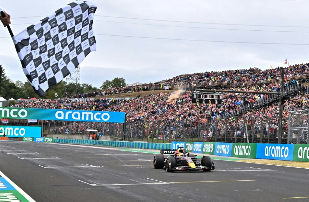 Le pilote Red Bull Max Verstappen passe sous le drapeau à damier après sa victoire sur le circuit du Hungaroring