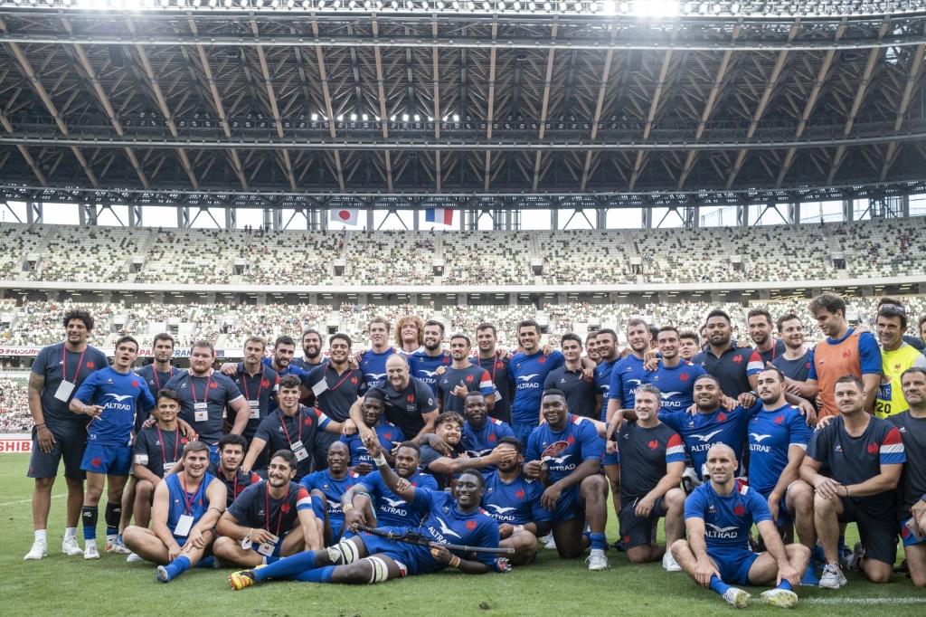 Les rugbymen français posent après avoir remporté leur second test-match face au Japon (20-15)
