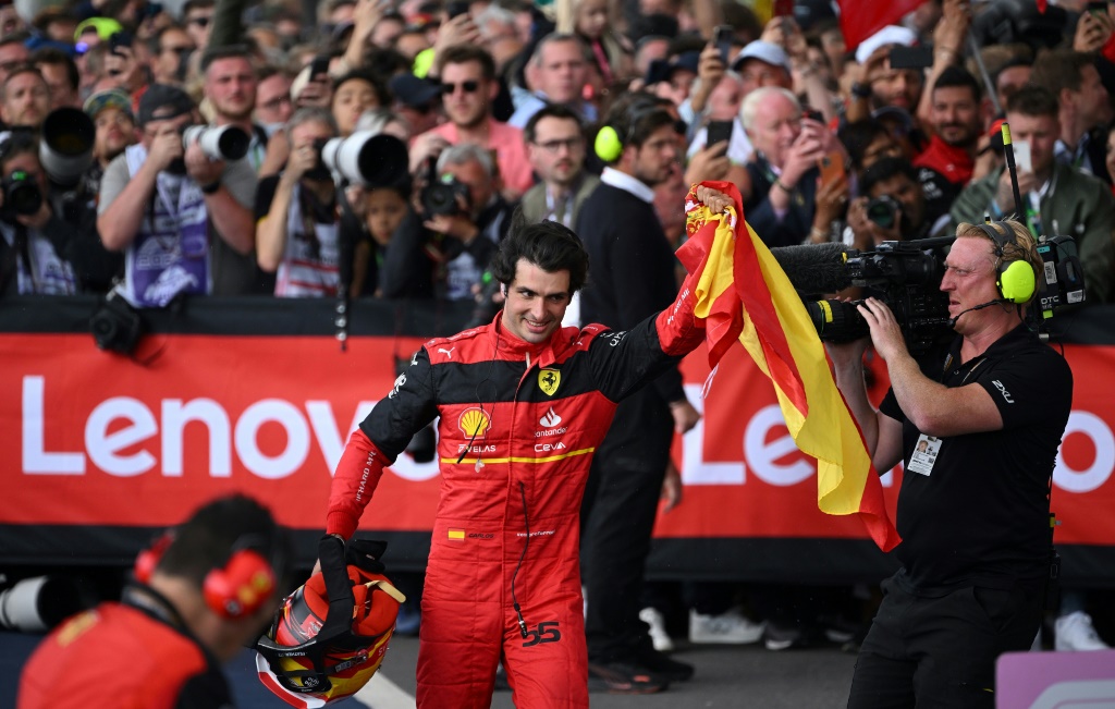 Le pilote Ferrari Carlos Sainz Jr ravi de sa victoire à Silverstone