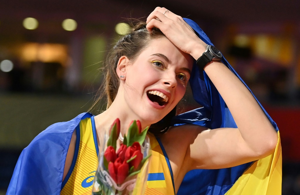 L'Ukrainienne Yaroslava Mahuchikh après sa victoire au concours de saut en hauteur aux Mondiaux en salle
