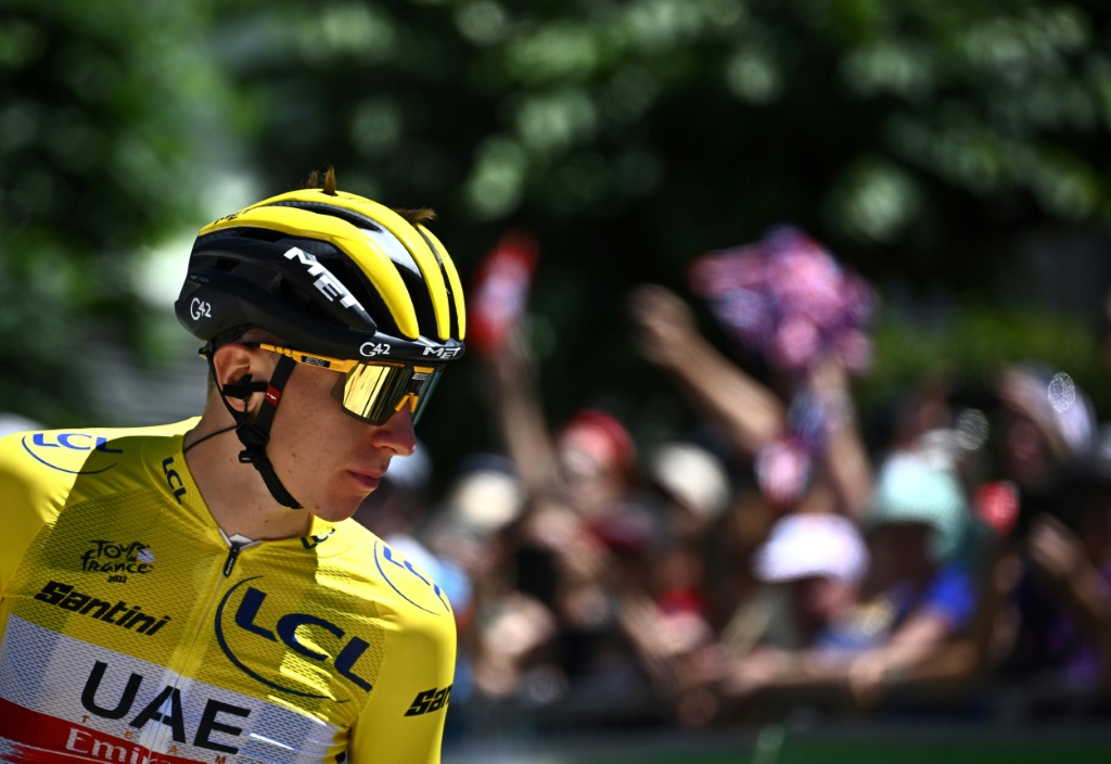 Le maillot jaune du Tour de France Tadej Pogacar avant le départ de la 9e étape le 10 juillet 2022 à Aigle