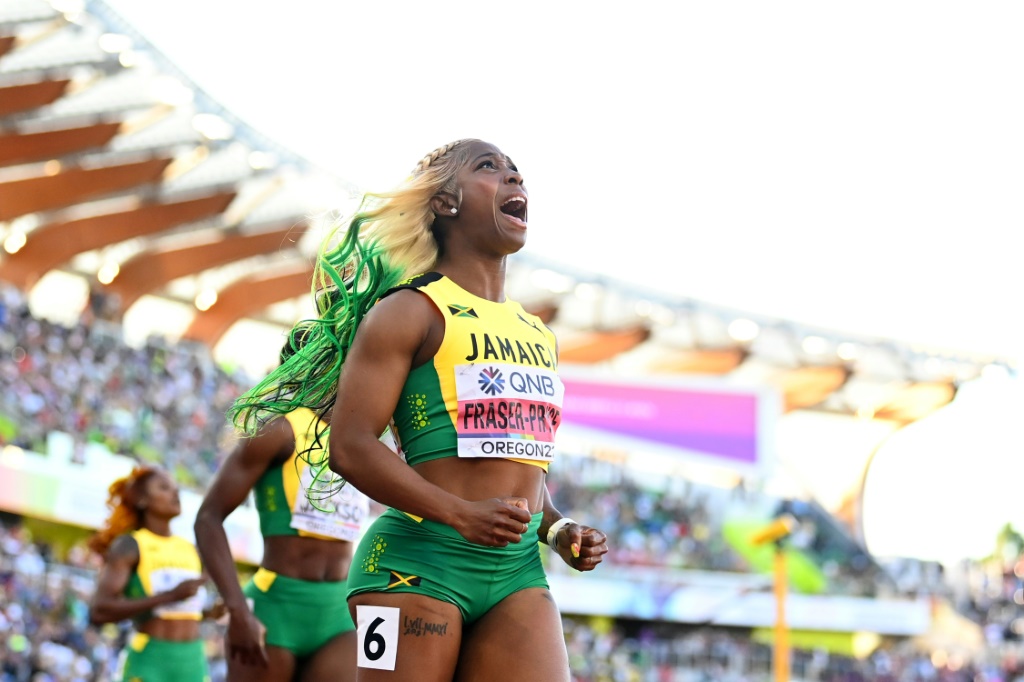 La Jamaïcaine Shelly-Ann Fraser-Pryce jubile après avoir remporté l'or au 100 mètres féminins des Mondiaux d'athlétisme à Eugene