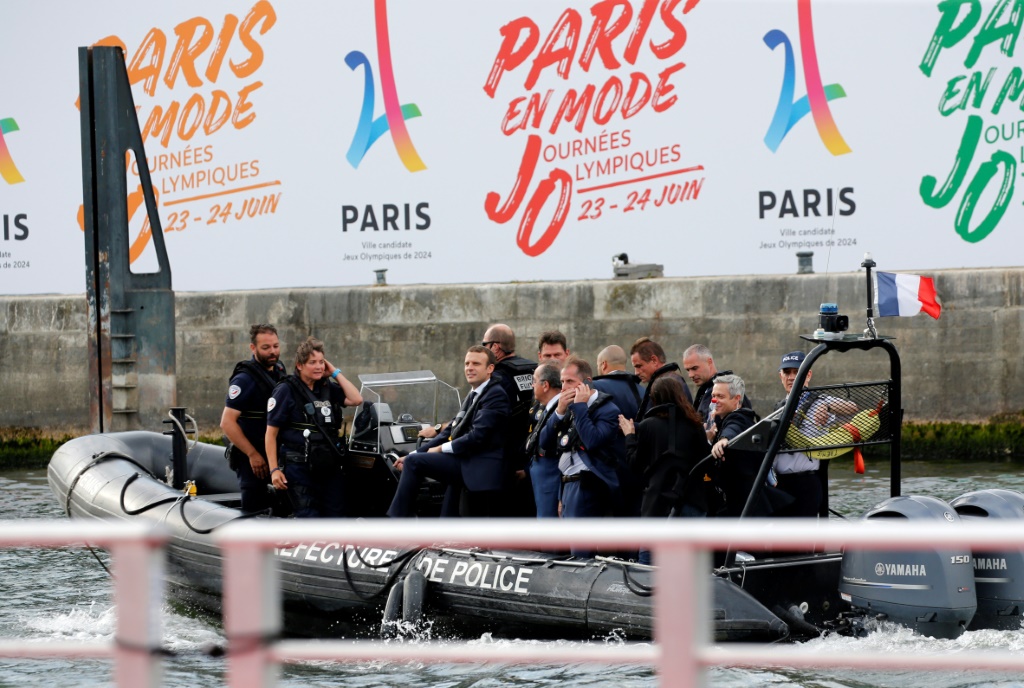 Emmanuel Macron à bord d'une embarcation de la Préfecture de police de Paris sur la Seine le 24 juin 2017