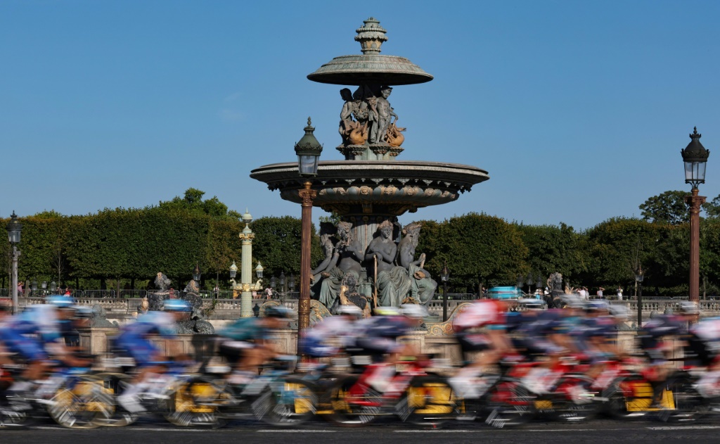 Le peloton du Tour de France roule Place de la Concorde  à Paris pour l'ultime étape de la 109e édition