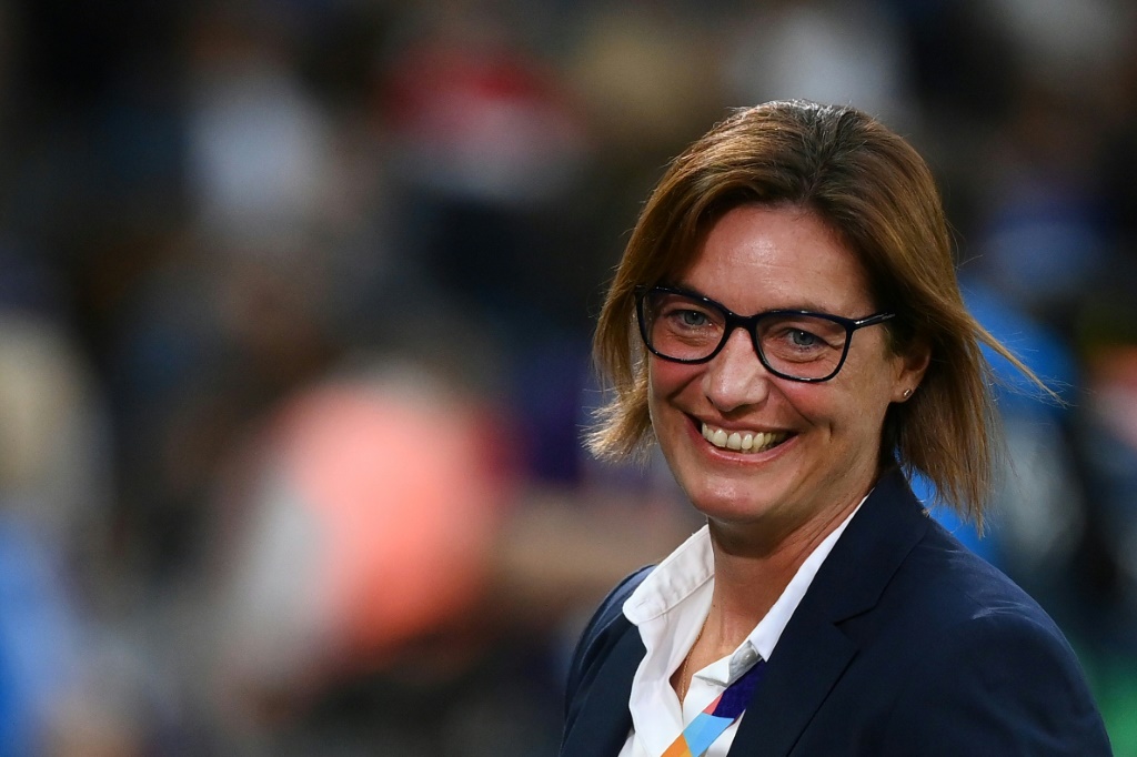La sélectionneuse de l'équipe de France Corinne Diacre avant la demi-finale de l'Euro femmes contre l'Allemagne le 27 juillet 2022 à Milton Keynes