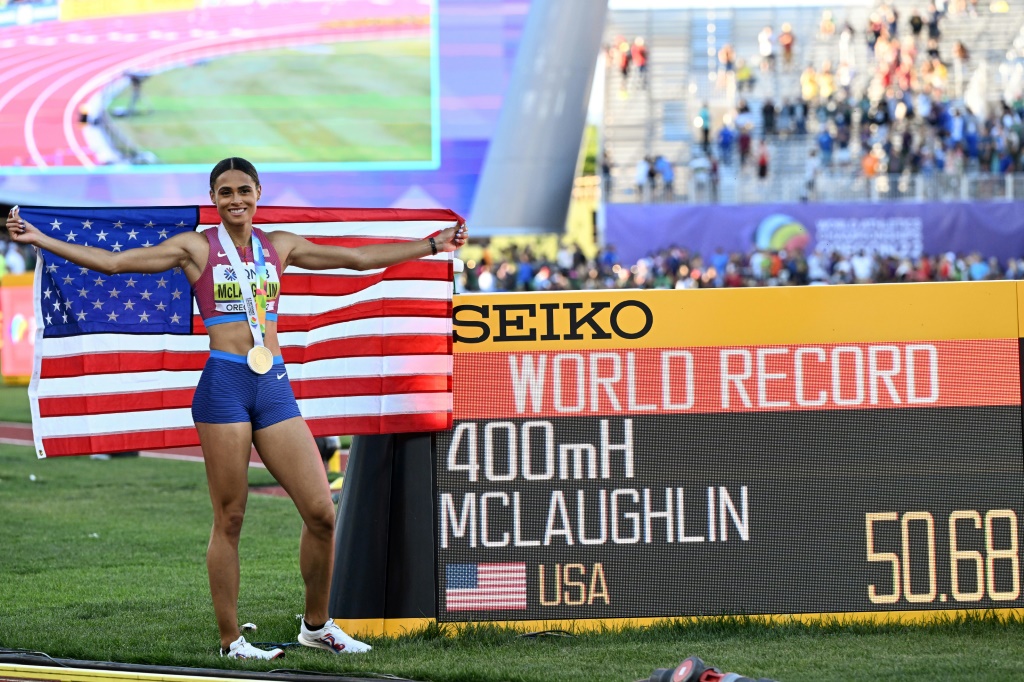 L'Américaine Sydney Mclaughlin après son record du monde en finale du 400 m haies aux Championnats du monde d'athlétisme à Eugene