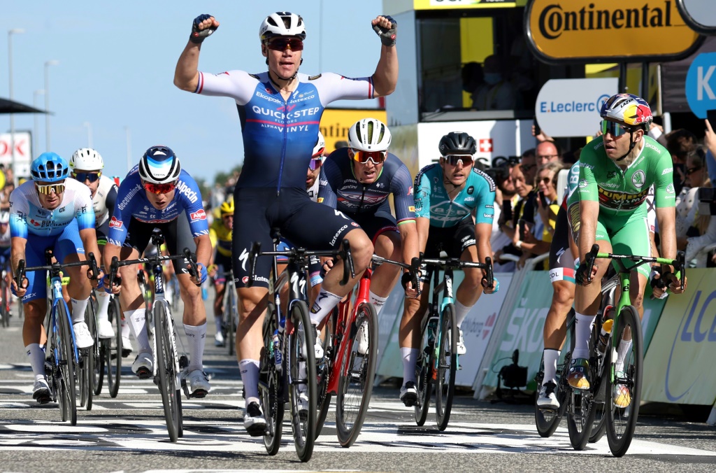 Le Néerlandais Fabio Jakobsen (g) remporte au sprint la 2e étape du Tour de France devant le Belge Wout Van Aert (d)