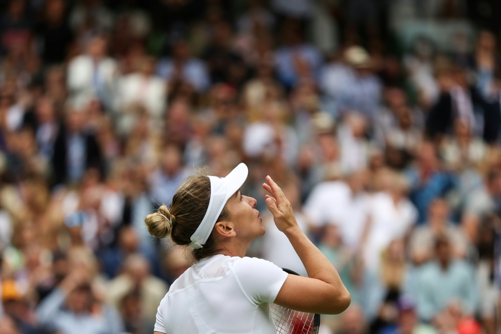 La Roumaine Simona Halep célèbre sa victoire contre l'Américaine Amanda Anisimova en quart de finale du tournoi de Wimbledon mercredi 6 juillet 2022