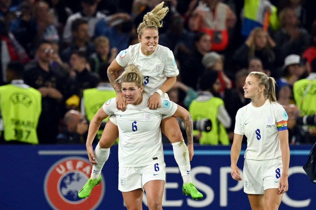 Les Anglaises exultent après leur large succès 4-0 contre la Suède en demi-finale de l'Euro à Sheffield