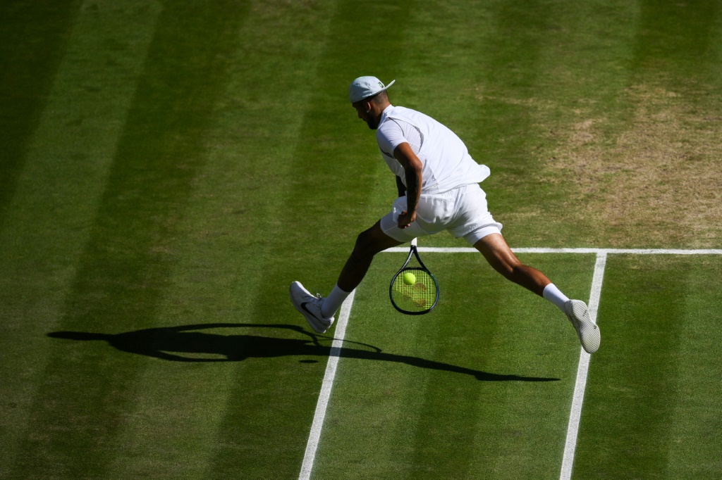 L'Australien Nick Kyrgios fait un coup entre les jambes face au Serbe Novak Djokovic
