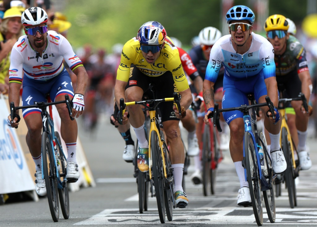 Le coureur de la BikeExchange Dylan Groenewegen (à droite) vainqueur de la 3e étape du Tour de France devant le maillot jaune Wout Van Aert à Sonderborg